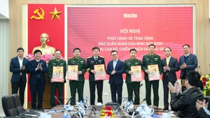 [Foto] Nhan Dan entrega su tirada de Tet a oficiales y soldados de zonas fronterizas e islas
