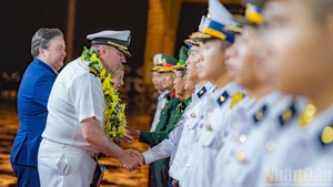 El mando del contraalmirante Thomas Shultz se siente conmovido por la cálida bienvenida de Vietnam (Foto: Nhan Dan)