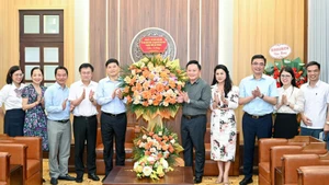 El Comité Popular de la ciudad de Hai Phong visita y felicita al periódico Nhan Dan. (Foto: THE DAI)