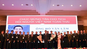 Nuevo Comité Ejecutivo de la Asociación de Vietnamitas en Tailandia (Foto: VNA)