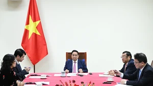 [Foto] Premier vietnamita sostiene conversación telefónica con presidente de Angola
