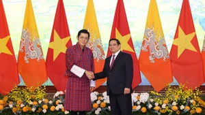 El primer ministro de Vietnam, Pham Minh Chinh, recibe al rey de Bután, Jigme Khesar Namgyel Wangchuck. (Foto: Nhan Dan)