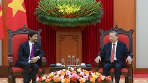 El secretario general del Partido Comunista de Vietnam, To Lam, recibe al viceprimer ministro y titular de Defensa de Eslovaquia, Robert Kaliňák (Foto: Nhan Dan)