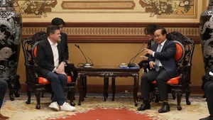 El presidente del Comité Popular de Ciudad Ho Chi Minh, Nguyen Van Duoc, en la reunión con el vicepresidente de Nasdaq, Robert H. McCooey.