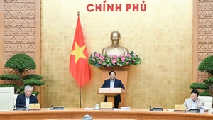 [Foto] Premier vietnamita preside reunión ordinaria del Gobierno en octubre