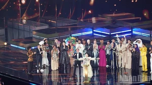 El cantante vietnamita Duc Phuc gana el Festival Intervision 2025 en Moscú con su canción "Phu Dong Thien Vuong", superando a 21 competidores globales. (Foto: Nhan Dan)