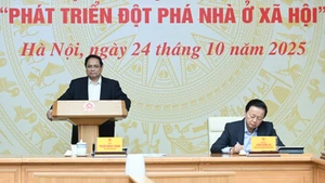 [Foto] Premier vietnamita preside conferencia sobre soluciones específicas para desarrollo de vivienda social