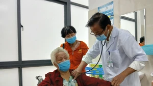 Una consulta de salud para un mayor de edad en la ciudad de Da Nang (Foto: VNA)