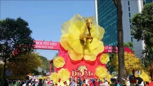 Una exposición artística toma como imagen simbólica el caballo con flores de albaricoque, con el objetivo de transmitir el espíritu de los nuevos comienzos y la aspiración de superación en el Año Nuevo. (Foto: VNA)
