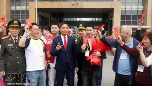 Vu Van Dien, vicepresidente permanente del Comité Popular de Quang Ninh, saluda a los turistas. (Foto: VNA)