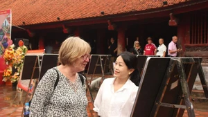 La turista británica Ann Nicholl visita la exposición. (Foto: https://kinhtedothi.vn/)