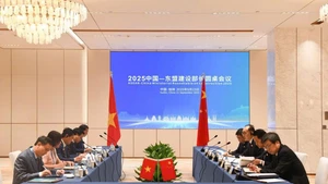 Panorama de la reunión entre el viceministro de Construcción de Vietnam, Nguyen Tuong Van y el viceministro de Vivienda y Desarrollo Urbano–Rural de China, Li Xianlong. (Foto: baomoi.com)