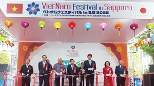 Delegados cortan la cinta de apertura (Foto: thoidai.com.vn)