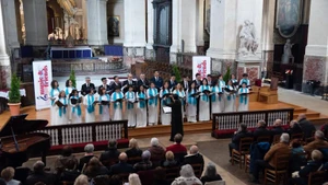El Coro Que Huong (Patria) en el 28º Festival Internacional de Coros de París. (Foto: Nhan Dan)