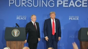 El presidente de Estados Unidos, Donald Trump (derecha), y el presidente de Rusia, Vladimir Putin, durante una rueda de prensa conjunta en la Base Elmendorf-Richardson, en Anchorage, estado estadounidense de Alaska, el 15 de agosto de 2025. (Foto: VNA)