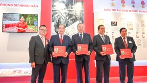 [Foto] Líder partidista vietnamita visita exhibición del Festival Nacional de Prensa 2025