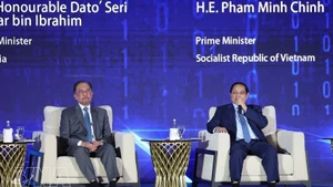 El 28 de mayo de 2025, en el marco de la 46.ª Cumbre de la ASEAN y otras citas anexas, en Kuala Lumpur, el primer ministro de Vietnam, Pham Minh Chinh (derecha), y su homólogo malasio, Anwar Ibrahim, participaron en una sesión de debate sobre la red de conexión inteligente mediante IA autónoma. (Foto: VNA)
