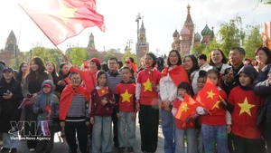 Comunidad vietnamita en Rusia se reúne para dar la bienvenida a la delegación del Ejército Popular de Vietnam en la Plaza Roja. (Foto: VNA)