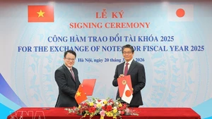 El documento fue suscrito por el viceministro de Finanzas, Tran Quoc Phuong, en representación del Gobierno vietnamita, y por el embajador de Japón en Vietnam, Ito Naoki, en nombre del Gobierno japonés. (Foto: VNA)