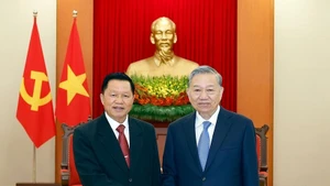 El secretario general del Partido Comunista de Vietnam, To Lam, recibe al ministro de Seguridad Pública de Laos, coronel general Vanthong Kongmany. (Foto: VNA)