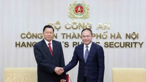 El director de la Policía de Hanói, teniente general Nguyen Thanh Tung, y el ministro de Seguridad Pública de Laos, coronel general Vanthong Kongmany. (Foto: VNA)