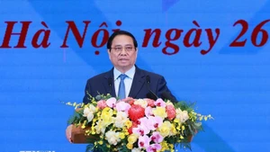 El primer ministro Pham Minh Chinh habla en la conferencia de balance del programa "Todo el país se une para eliminar viviendas precarias" (Foto: VNA)