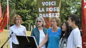 Miembros del Partido Comunista de Canadá (Marxista-Leninista) cantan La Internacional en la ceremonia. (Foto: VNA)