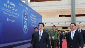 El presidente de Vietnam, Luong Cuong, inspecciona los preparativos y el ensayo general de la Ceremonia de Apertura para la Firma de la Convención de Hanói. (Foto: VNA)