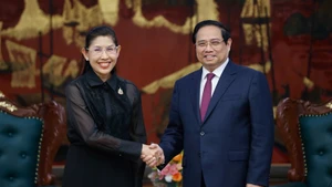 El primer ministro de Vietnam, Pham Minh Chinh, recibe a la embajadora de Tailandia en Hanói, Urawadee Sriphiromaya (Foto: Nhan Dan)