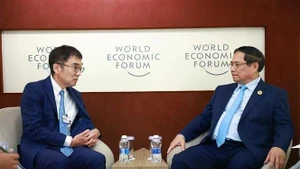 El primer ministro de Vietnam, Pham Minh Chinh (derecha), conversa con el profesor Tetsuya Watanabe, presidente del ERIA (Foto: VNA)