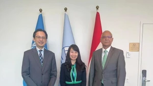 El embajador Do Hung Viet, jefe de la misión permanente de Hanoi ante la Organización de las Naciones Unidas; la doctora Nguyen Thi Lan Anh, candidata de Vietnam para el cargo de Jueza del Tribunal Internacional del Derecho del Mar (ITLOS) y el embajador iraquí Abbas Kadhom Obaid Al-Fatlawi, presidente del G77. (Foto: VNA)
