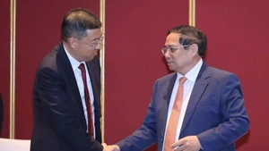 El primer ministro de Vietnam, Pham Minh Chinh, recibe al presidente del Banco de China (BOC), Ge Haijiao. (Foto: VNA)