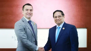 El primer ministro vietnamita, Pham Minh Chinh, sostiene un encuentro con el presidente ecuatoriano Daniel Noboa. (Foto: VNA)