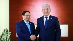 El primer ministro de Vietnam, Pham Minh Chinh (izquierda), y su par de Kirguistán, Adylbek Kasimalyev (Foto: VNA)