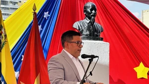 Nahum Fernández, miembro del Buró Político y vicepresidente del PSUV a cargo de la movilización popular, habla en el evento. (Foto: VNA)