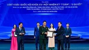 El presidente de la Asamblea Nacional, Tran Thanh Man, entrega el Premio A a los ganadores. (Foto: Thuy Nguyen)