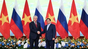 El primer ministro de Vietnam, Pham Minh Chinh (derecha), y el presidente de la Duma Estatal de Rusia, Vyacheslav Volodin.
