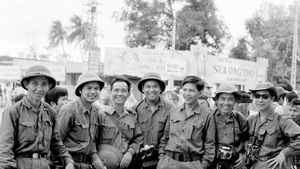 Reporteros de la Agencia de Noticias de Liberación (ANL) y Viet Nam Thong tan xa (VNTTX) cubriendo la Campaña de Ho Chi Minh, abril de 1975 (Foto: VNA)