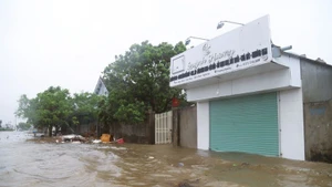 Las zonas residenciales cercanas al estuario de Lach Van, en la comuna de Dien Chau (provincia de Nghe An), sufrieron graves inundaciones. (Foto: VNA) 