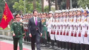 En el acto de bienvenida al viceprimer y titular de Defensa de Eslovaquia, Robert Kalinak. (Foto: VNA)