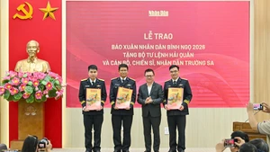 [Foto] Diario Nhan Dan entrega publicación del Año Nuevo 2026 a oficiales y soldados de zonas fronterizas e islas