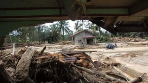 Un motociclista pasa por una zona de viviendas afectada por las inundaciones en el sur de Tapanuli, en el norte de Sumatra, el 1 de diciembre de 2025. (Foto: Antara)