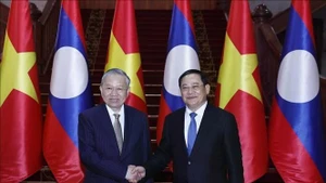El secretario general del Partido Comunista de Vietnam (PCV), To Lam, (izquierda) se reúne con el primer ministro de Laos, Sonexay Siphandone. (Foto: VNA)