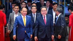 [Foto] Líder legislativo vietnamita asiste a ceremonia de entrega de premios VinFuture 2025