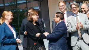 El primer ministro Pham Minh Chinh (segundo desde la derecha) visita el Instituto Karolinska. (Foto: VNA)