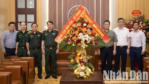 La delegación de la Dirección General de Logística e Ingeniería del Ministerio de Defensa felicita al periódico Nhan Dan. (Foto: SON TUNG)