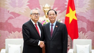 Tran Quang Phuong (derecha), vicepresidente de la Asamblea Nacional de Vietnam, recibe a Pedro Vázquez, miembro del Buró Político del PT y presidente de la Comisión de Relaciones Exteriores de la Cámara de Diputados de Méxito (Foto: daibieunhandan.vn)