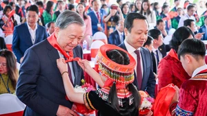 El secretario general del PCV, To Lam, asiste a la ceremonia de inauguración de la Escuela Internado de Educación Primaria y Secundaria Si Pa Phin (Foto: Nhan Dan)
