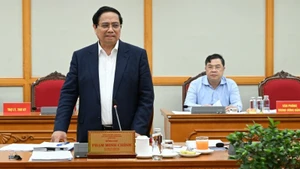 El primer ministro Pham Minh Chinh trabaja con el buró ejecutivo del Comité del Partido en la provincia de Lam Dong (Foto: Nhan Dan)