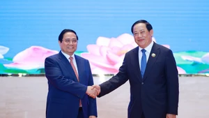El primer ministro de Vietnam, Pham Minh Chinh, y su homólogo de Laos, Sonexay Siphandone, copresiden la 48ª reunión del Comité Intergubernamental sobre la cooperación bilateral. (Foto: VNA)